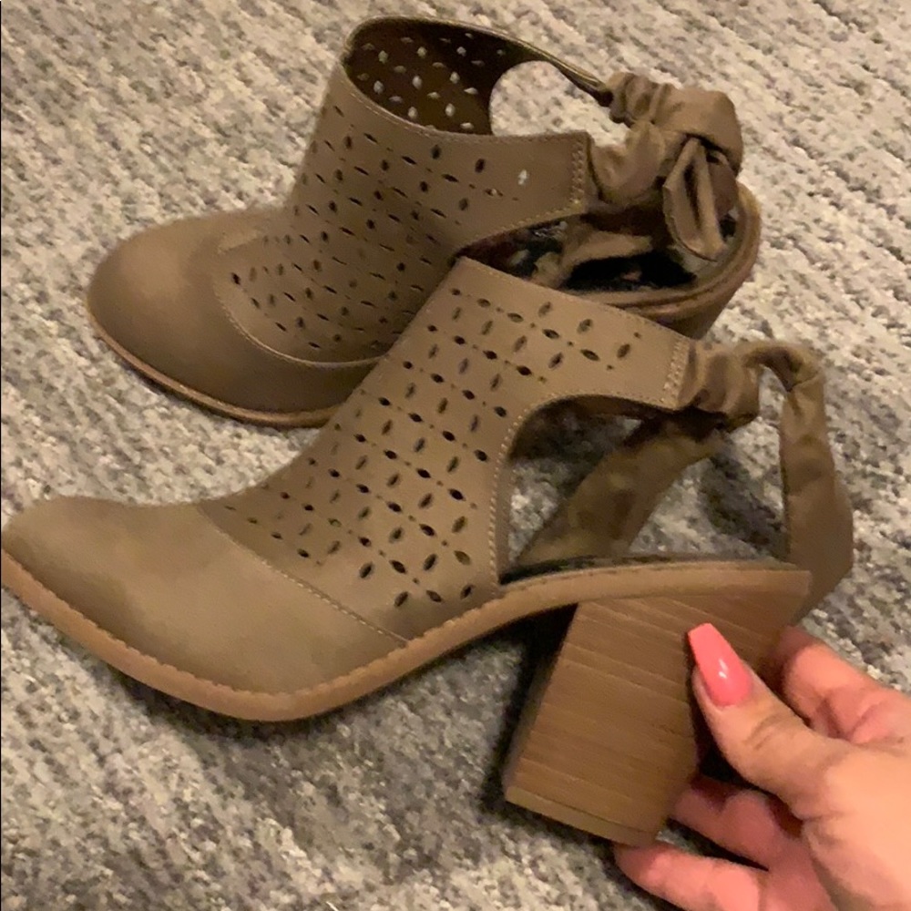 Bow down on these bow back babies!